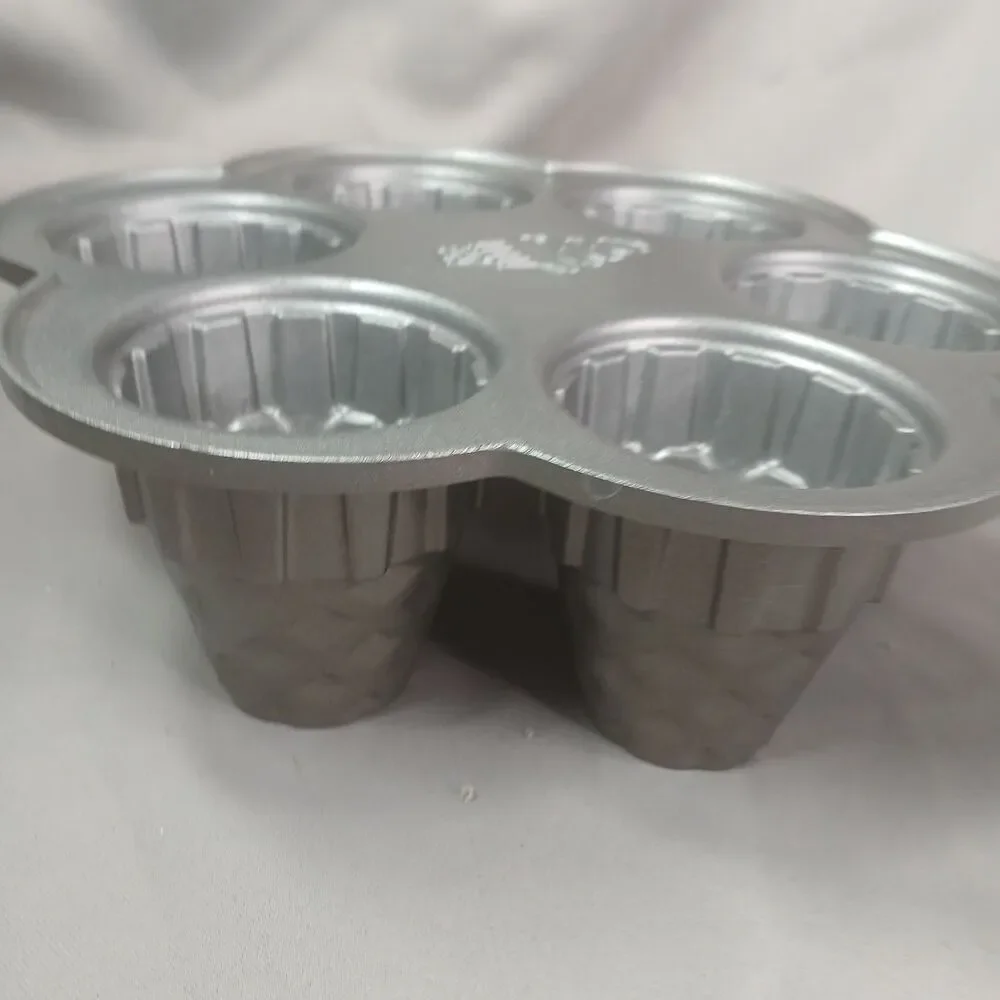 Nordic Ware Ice Cream Cone Cupcake Pan Non-Stick USA 4.5 Cups 6 Cakes Baking